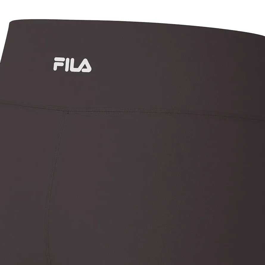 Shorts feminino Fila chocolate destacando tecido tecnológico e design anatômico